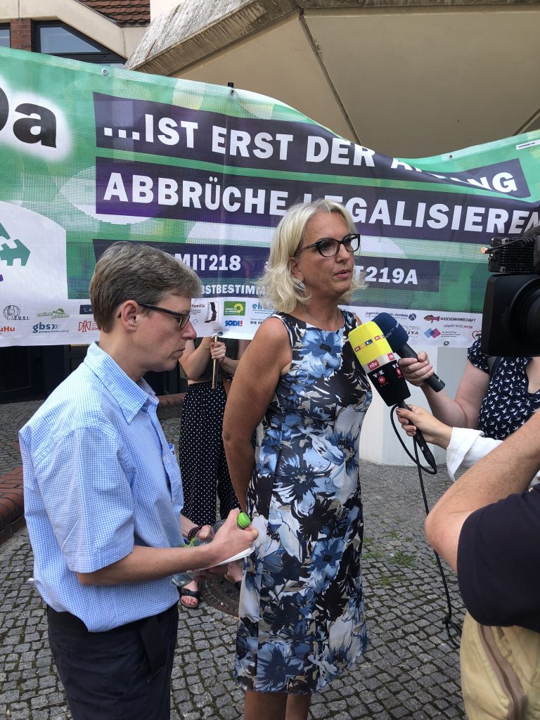 § 219a StGB Prozess : 4.000€ Strafe für Berliner Ärztinnen