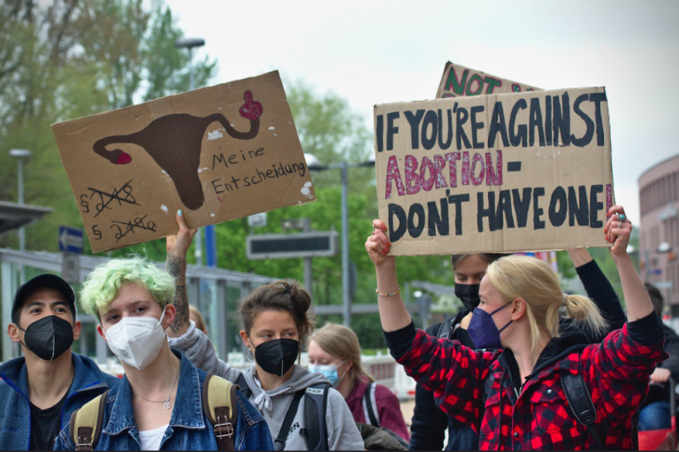 Pressemitteilung: #SoGehtSolidarisch! Bündnis für sexuelle Selbstbestimmung bei #unteilbar dabei