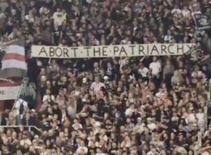 Sprucband im Millerntor-Stadion mit der Aufschrift: Abort Patriarchy